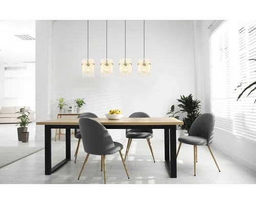 Jídelna s jídelním stolem, židlemi a čtyřmi závěsnými svítidly