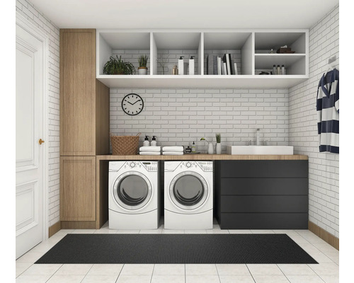 Prádelna s pračkami, skříněmi a úložnými prostory.