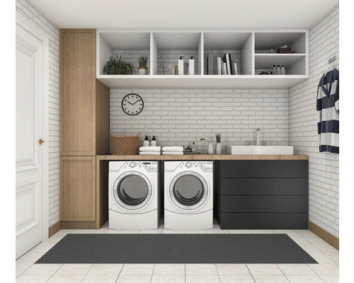 Světlá prádelna se dvěma pračkami, úložnými prostory a šedým kobercem