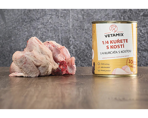 Konzerva pro psy a kočky VETAMIX 1/4 kuřete 850 g Konzerva Vetamix psí krmivo s kuřetem a kostmi vedle čerstvého kuřecího masa