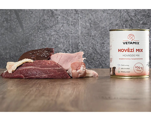 Konzerva pro psy a kočky VETAMIX hovězí mix 850 g Konzerva pro psy Vetamix Hovězí Mix vedle čerstvého masa