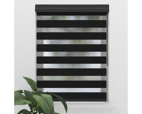 Okno s černou dvojitou roletou pro regulaci světla.