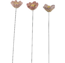 Tři dekorativní umělé květiny na stoncích