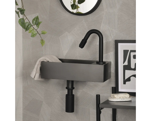 Moderní koupelna s umyvadlem, vodovodní baterií a ručníkem