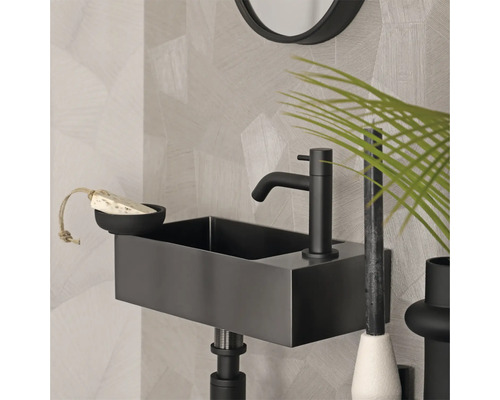 Moderní koupelna s obdélníkovým umyvadlem a baterií