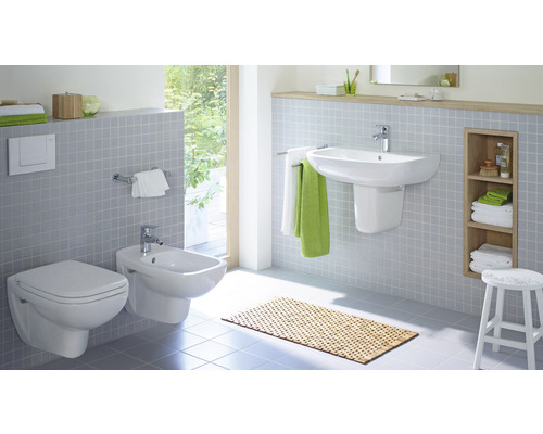 Koupelna s toaletou, bidetem, umyvadlem a úložným prostorem