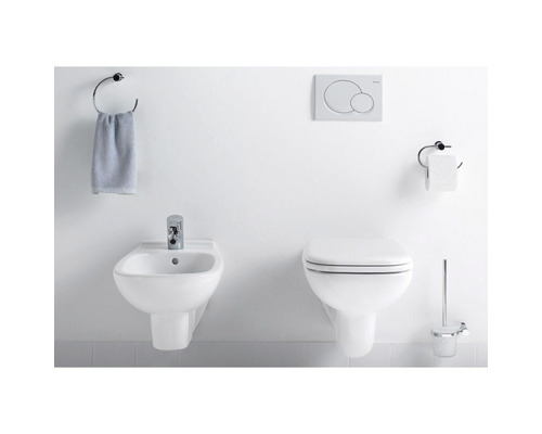 Moderní koupelna s bidetem, závěsným WC, držákem toaletního papíru, držákem na ručníky, WC kartáčem a ovládacím panelem.