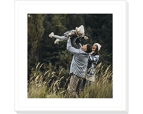 Samolepící rámeček Miniobraz z vlastní fotografie bílý rám s paspartou 21x21 cm Zarámovaný obraz rodiny v přírodě, otec zvedá dceru do vzduchu