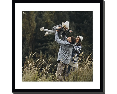 Samolepící rámeček Miniobraz z vlastní fotografie černý rám s paspartou 21x21 cm Zarámovaná rodinná fotografie s rodiči a dítětem v přírodě