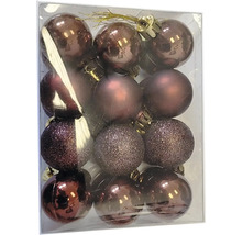 Balení vánočních koulí pro vánoční dekoraci