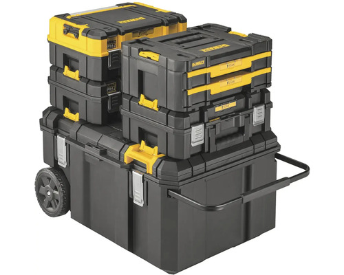 Naskládané kufříky na nářadí značky DeWalt, skládající se z různých boxů a pojízdného vozíku