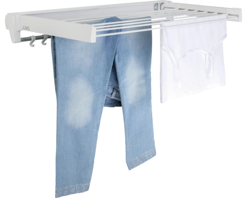 Sušák na prádlo s visícím oblečením