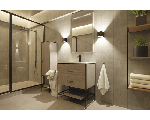 Koupelna se sprchou, umyvadlem, zrcadlem a policí