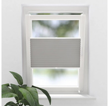 Okno s šedou plisovanou roletou