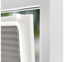 Detailní pohled na skládanou žaluzii na okně