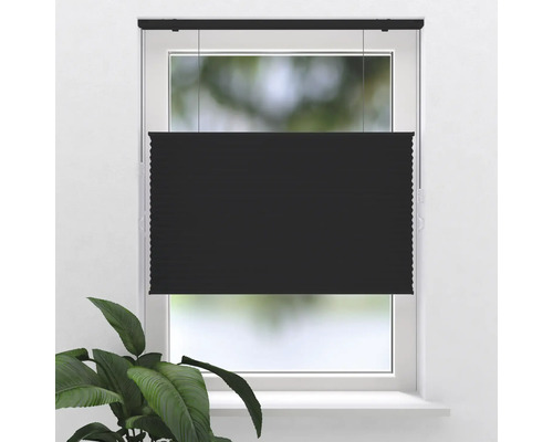 Černá plisovaná roleta na okně