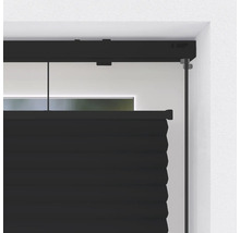 Detail černého plisovaného stínění na okně