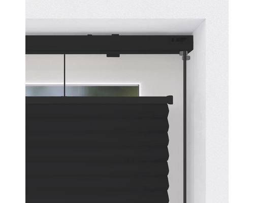 Detail černého plisovaného stínění na okně