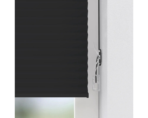 Černá plisovaná roleta na okně