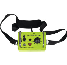 Žlutá ovládací jednotka s popruhem, regulací rychlosti, poplachem a řídicí pákou.