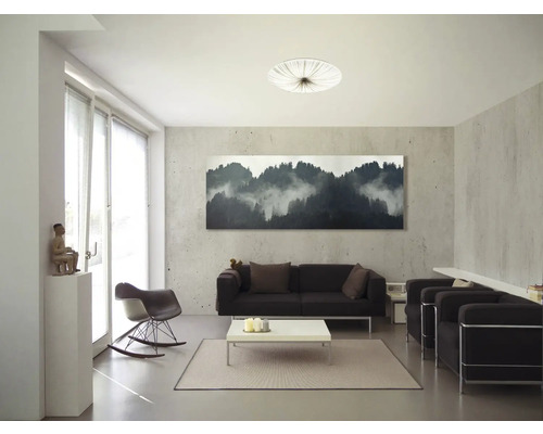 Obývací pokoj s pohovkou, křesly, stolem a dekorací