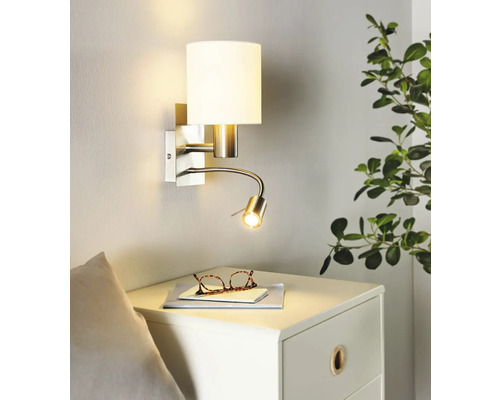 Nástěnná lampa s látkovým stínidlem a flexibilním ramenem na čtení nad nočním stolkem