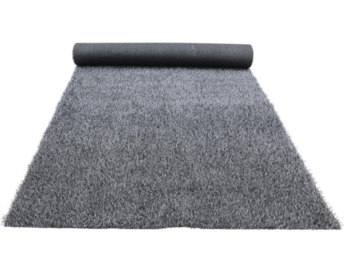 Šedý umělý trávník částečně srolovaný.