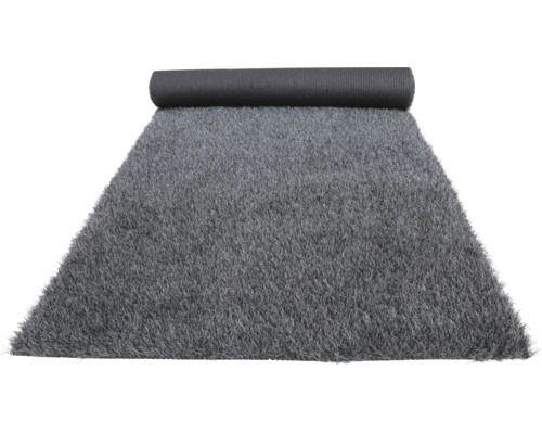 Šedý umělý trávník částečně srolovaný