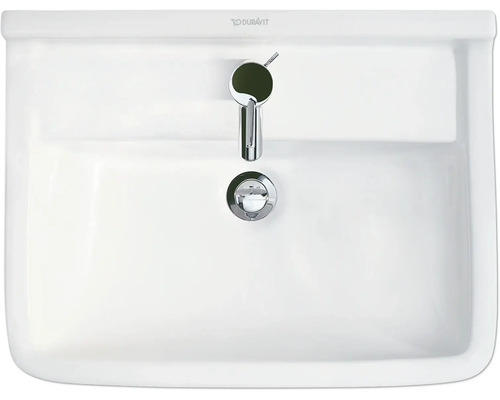 Pohled shora na bílé keramické umyvadlo s baterií a odtokovou soupravou