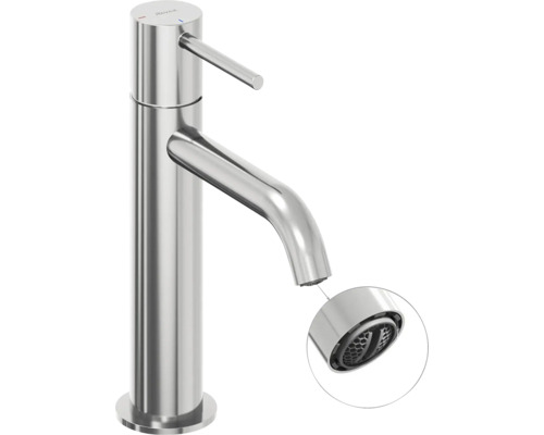 Kovová vodovodní baterie s perlátorem v detailu