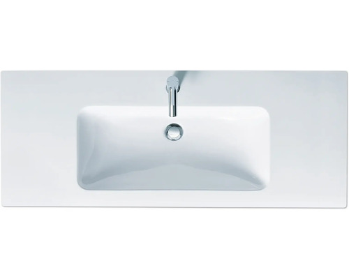 Pohled shora na umyvadlo s vodovodní baterií