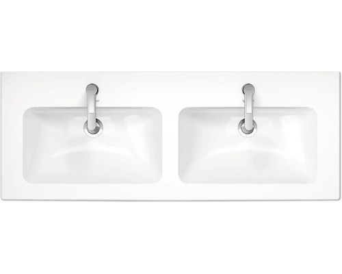 Pohled shora na dvojité umyvadlo se dvěma kohoutky