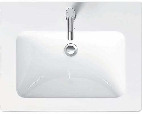 Pohled shora na obdélníkové bílé umyvadlo na desku s baterií