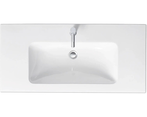 Pohled shora na umyvadlo na desku s vodovodní baterií a výpustným ventilem