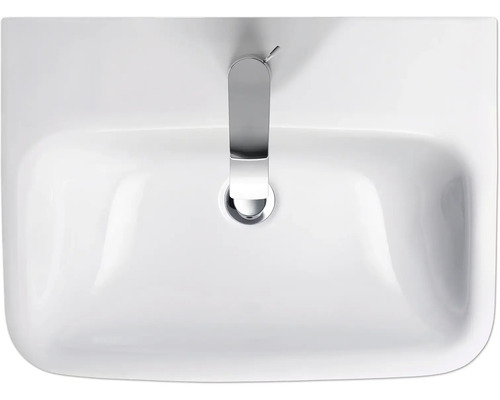 Pohled shora na bílé keramické umyvadlo s vodovodní baterií