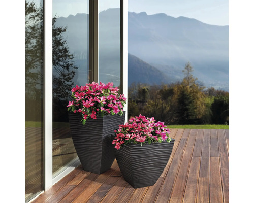 Dva strukturované květináče s rostlinami na terase