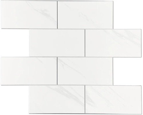 Uspořádání bílých keramických dlaždic ve vzoru cihly