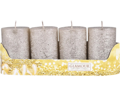 Svíčky adventní rustikální 5x8 cm 4 ks metalické šampaň Čtyři stříbrné válcové svíčky v kartonové krabici
