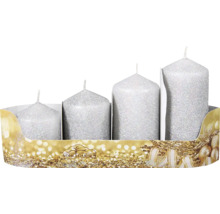 Sada adventních svíček se čtyřmi stříbrnými svíčkami různých velikostí v zlatém obalu.
