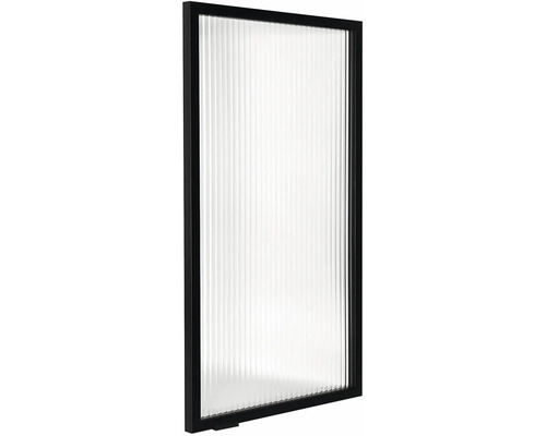 Skleněná tvárnice s rýhovaným povrchem a černým rámem