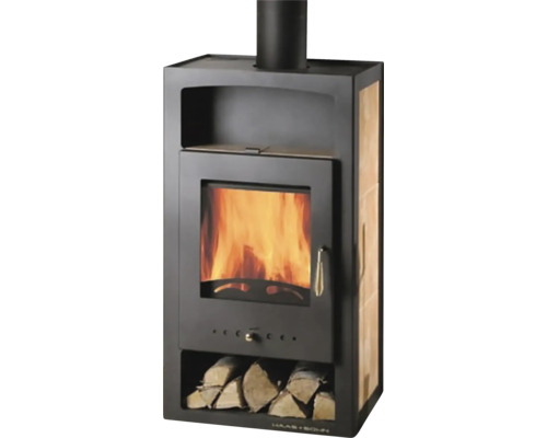 Krbová kamna s poleny ve spodní části a hořícím ohněm v topeništi