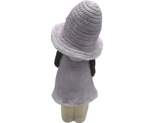 Zahradní dekorace: figurka dívky s kloboukem, pohled zezadu