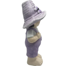 Zahradní figurka dívky s kloboukem a lacláči