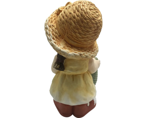 Zahradní figurka dívky se slaměným kloboukem a košíkem