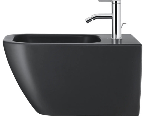 Tmavý závěsný bidet s chromovou baterií