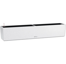 Bílý květináč se zavlažovacím systémem