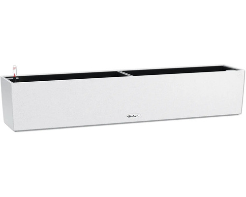 Bílý květináč se zavlažovacím systémem