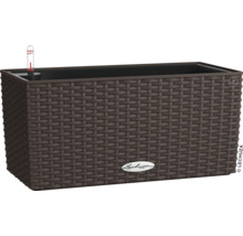 Obdélníkový květináč se zavlažovacím systémem a pleteným designem.