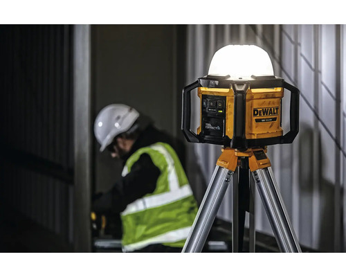 Pracovní svítilna DeWalt na stativu s pracovníkem v pozadí