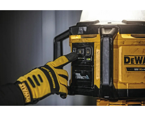 Obsluha přenosného pracovního světla DeWalt s pracovní rukavicí